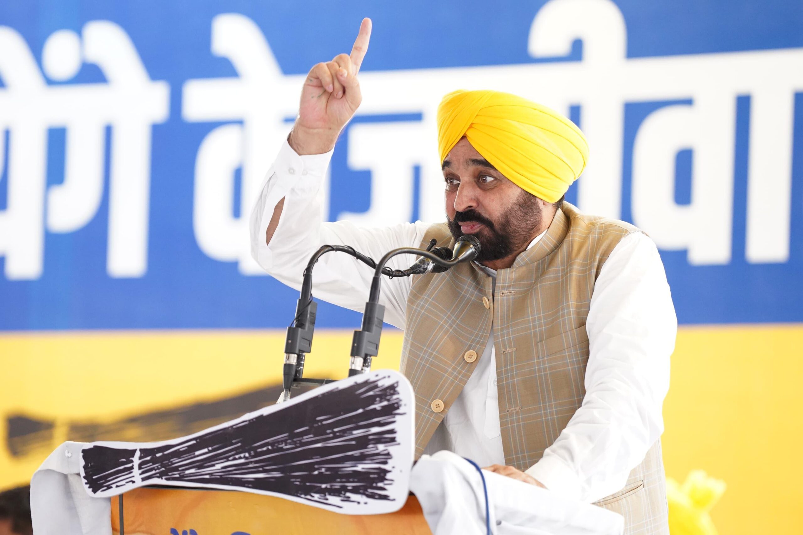 Punjab's beloved Chief Minister Bhagwant Mann and senior state vice-president Anurag Dhanda addressed a "Badlav Jan Sabha" (Change Public Meeting) in Narayangarh on Sunday. They were accompanied by state vice-president Gurpal Singh, Om Prakash Gujjar, Surendra Singh Rathi, Karanveer Singh Laut, Ranjeet Uppal, Rohit Jain, and Laxman Vinayak.