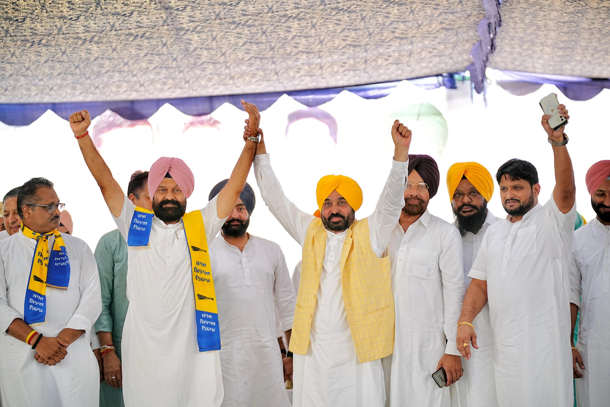 Massive jolt to Shiromani Akali Dal! Sukhbir Badal's close leader Dimpy Dhillon joins AAP