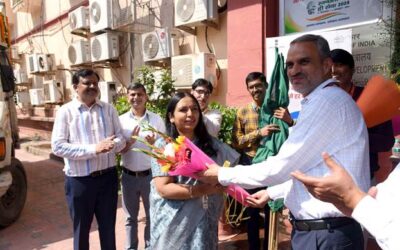 In a bid to alleviate rising tomato prices in the retail market, the Secretary, Department of Consumer Affairs under Ministry of Consumer Affairs, Food and Public Distribution, Smt. Nidhi Khare flagged off National Cooperative Consumers' Federation of India Limited (NCCF) vans selling tomatoes at Rs 65 per kg here today.