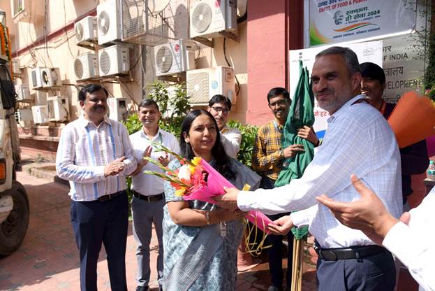 In a bid to alleviate rising tomato prices in the retail market, the Secretary, Department of Consumer Affairs under Ministry of Consumer Affairs, Food and Public Distribution, Smt. Nidhi Khare flagged off National Cooperative Consumers' Federation of India Limited (NCCF) vans selling tomatoes at Rs 65 per kg here today.